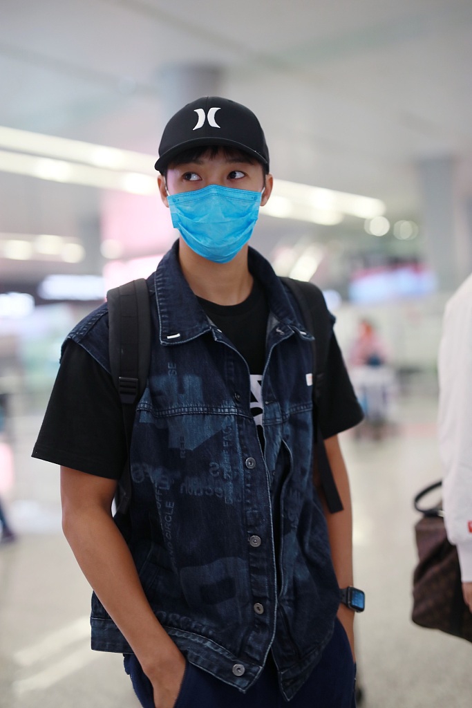 伍嘉成穿牛仔马甲走嘻哈风 自推行李亲和帅气