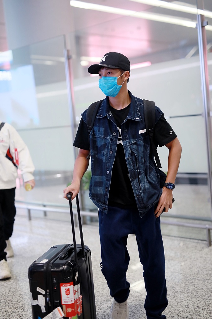 伍嘉成穿牛仔马甲走嘻哈风 自推行李亲和帅气