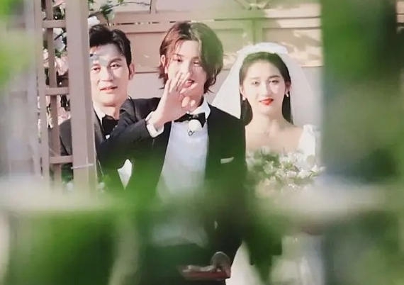 《奔跑吧》路透曝光 关晓彤穿婚纱与黄明昊同台