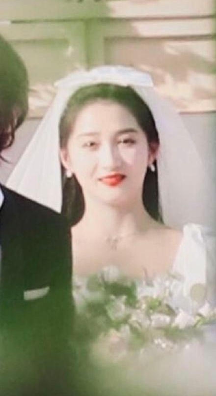 《奔跑吧》路透曝光 关晓彤穿婚纱与黄明昊同台