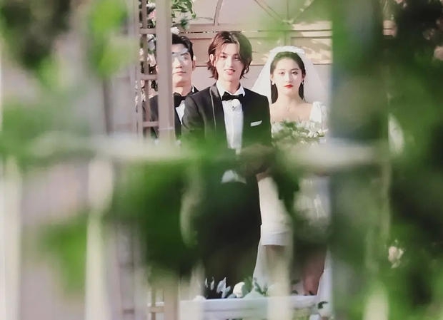 《奔跑吧》路透曝光 关晓彤穿婚纱与黄明昊同台