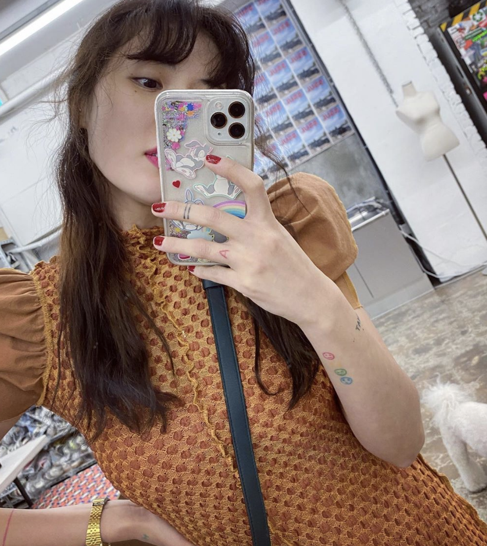 泫雅穿泡泡袖紧身裙秀好身材 头发轻挽妩媚性感