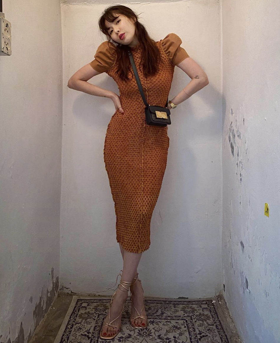 泫雅穿泡泡袖紧身裙秀好身材 头发轻挽妩媚性感