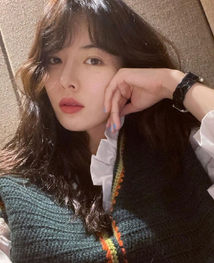 泫雅穿泡泡袖紧身裙秀好身材 头发轻挽妩媚性感