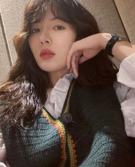 泫雅穿泡泡袖紧身裙秀好身材 头发轻挽妩媚性感