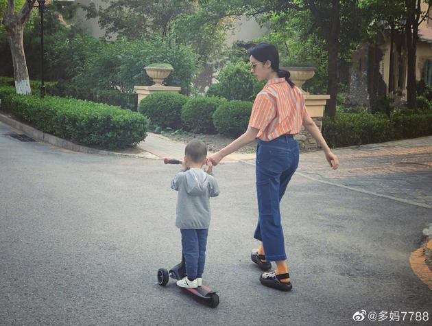 孙莉带儿子遛弯手把手教滑板 背影纤细仍似少女