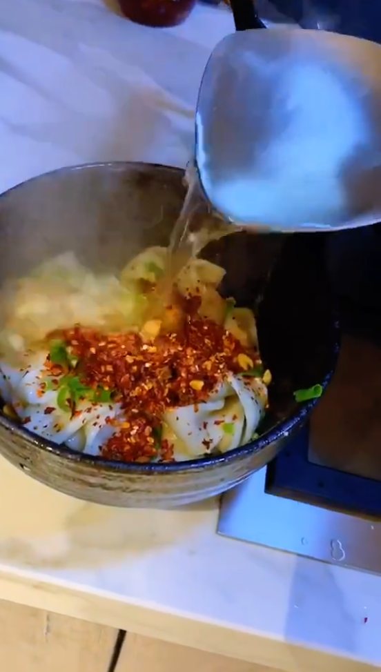 准爸爸张若昀宅家大展厨艺 亲手做油泼面有模有样