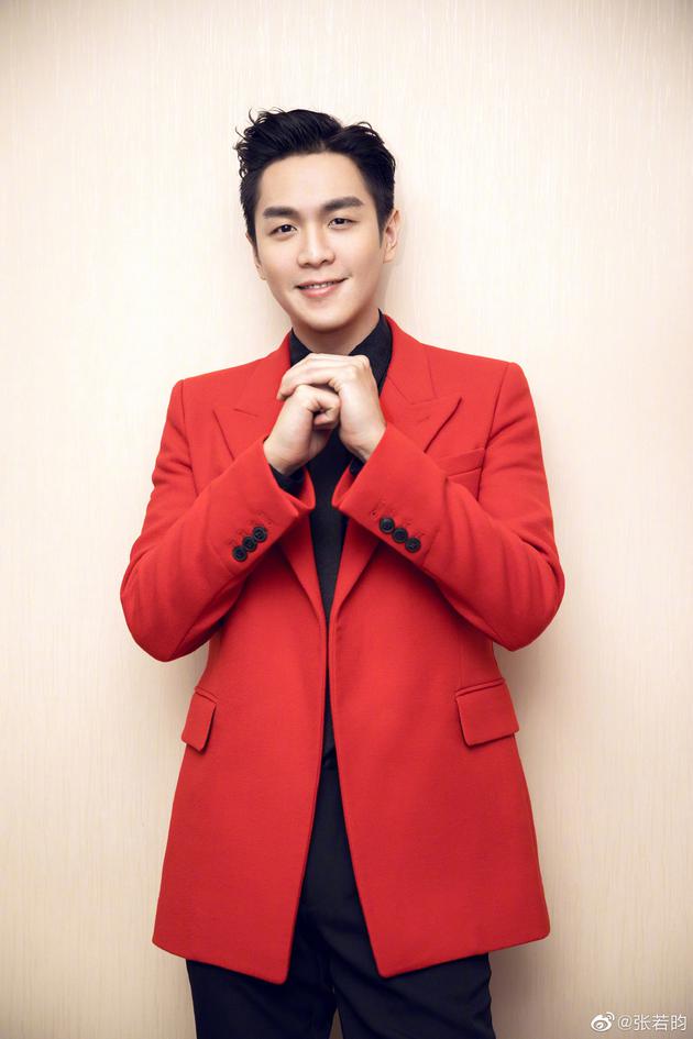 准爸爸张若昀宅家大展厨艺 亲手做油泼面有模有样