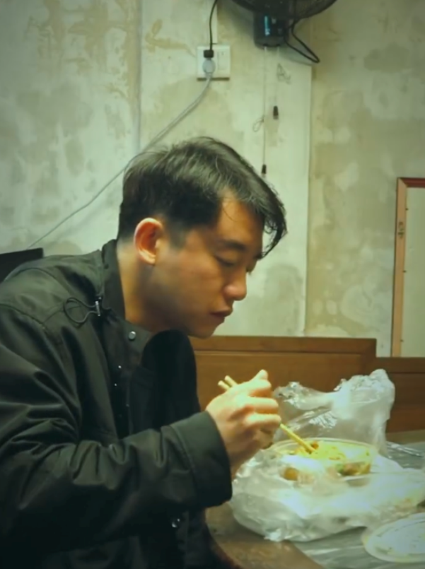 郑恺剧组享受美食吃相豪迈 放言杀青后就能瘦下来