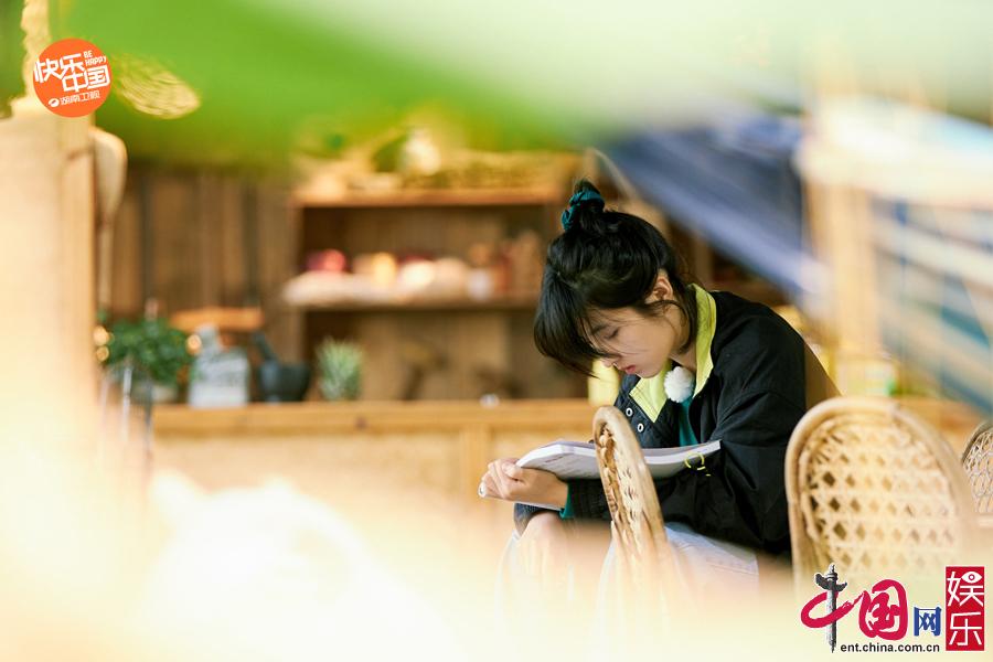 《向往的生活》第四季先导片周五来袭 张子枫蘑菇屋读书