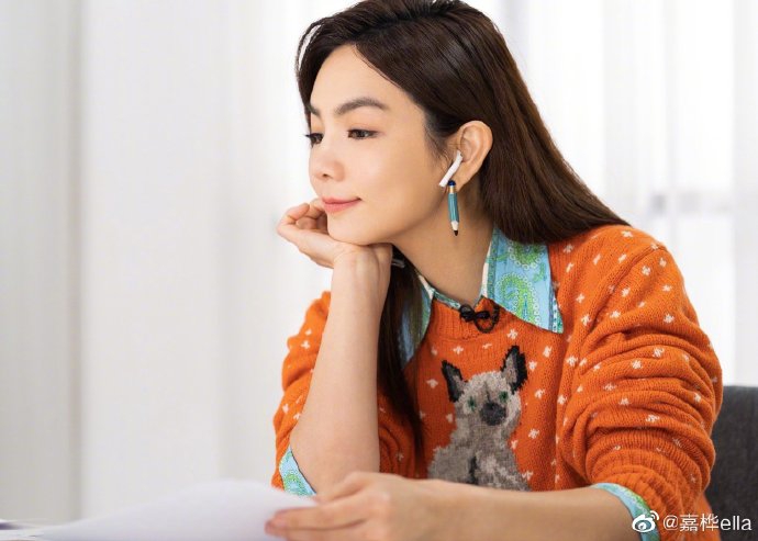 陈嘉桦穿卡通毛衣嘟嘴俏皮可爱 铅笔耳饰独特时尚