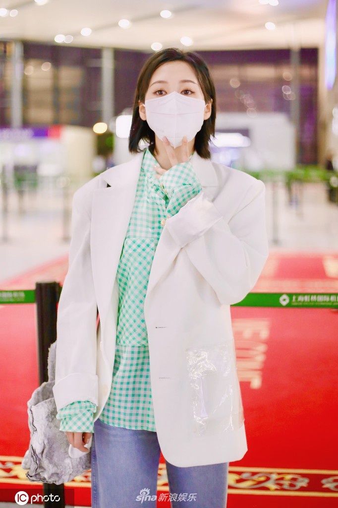 李纯仰头比剪刀手上演眼神杀 绿衬衫配白西装又美又飒