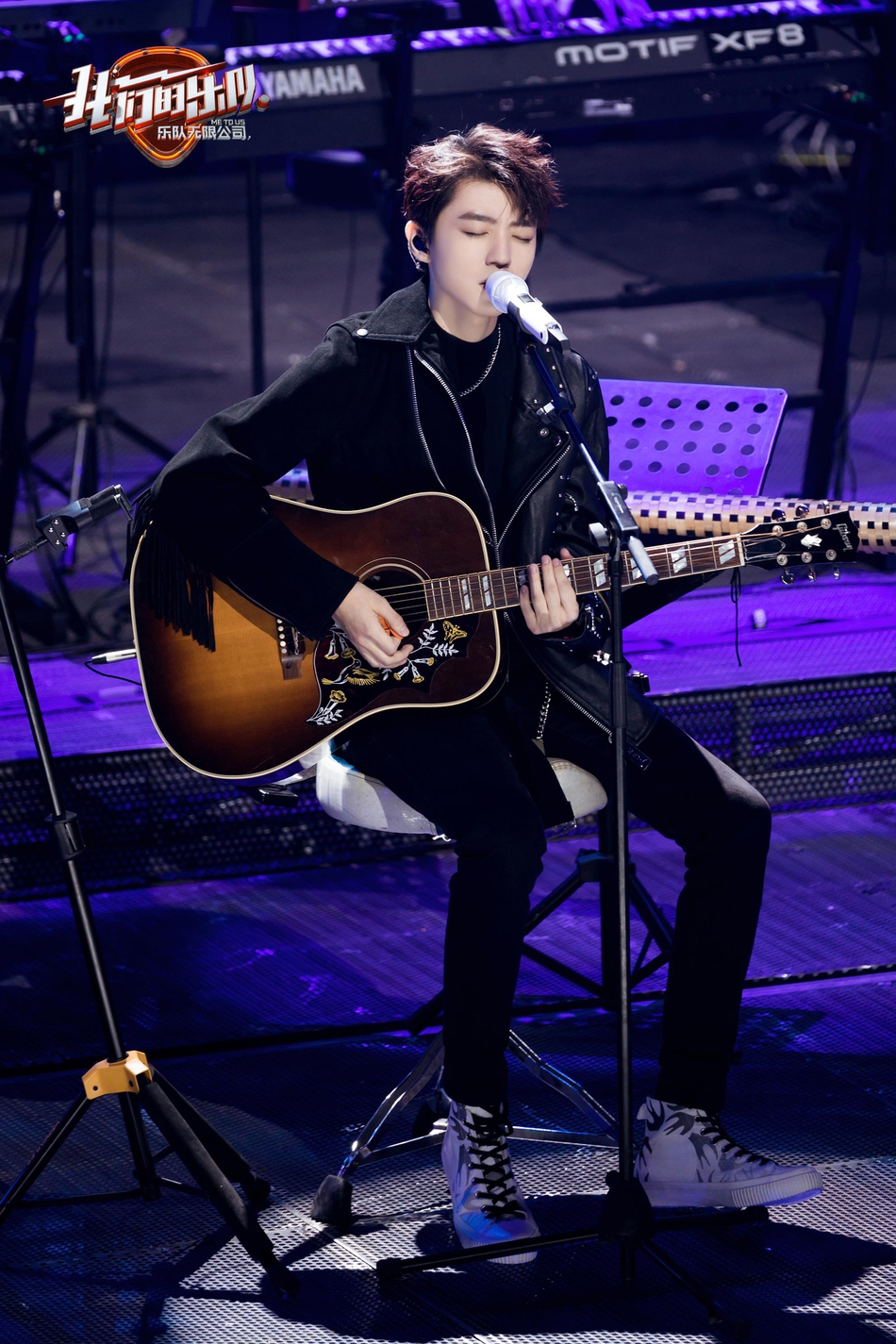 王俊凯穿黑色皮衣帅气有型 铆钉流苏拼接设计摇滚范足