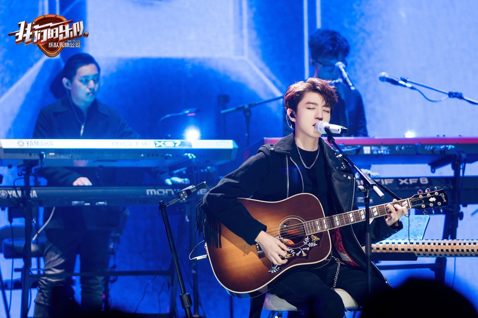 王俊凯穿黑色皮衣帅气有型 铆钉流苏拼接设计摇滚范足