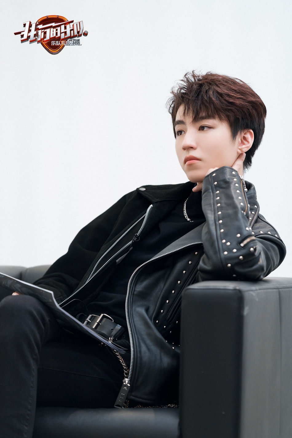 王俊凯穿黑色皮衣帅气有型 铆钉流苏拼接设计摇滚范足