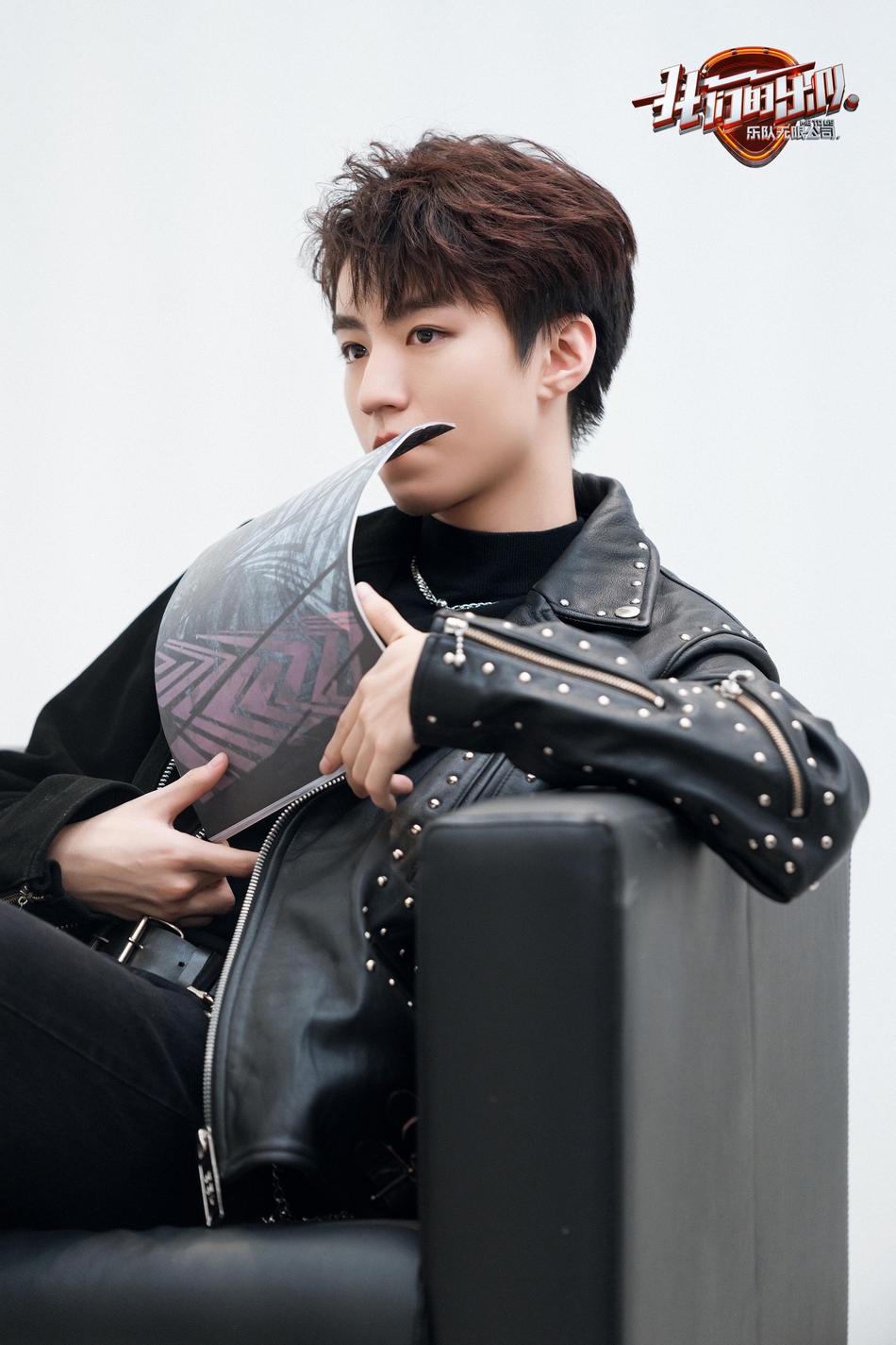 王俊凯穿黑色皮衣帅气有型 铆钉流苏拼接设计摇滚范足