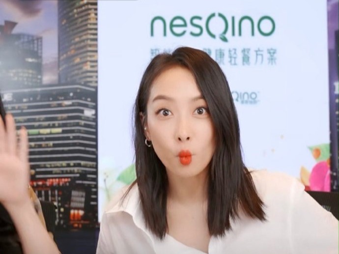 毫无女明星包袱！宋茜直播连做五个鬼脸