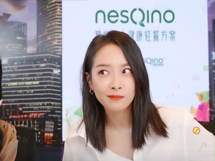 毫无女明星包袱！宋茜直播连做五个鬼脸