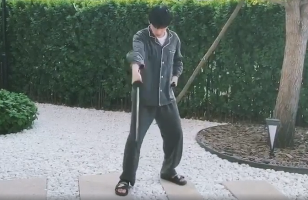 中二少年上线！张若昀持长剑砍漫天柳絮酷范十足