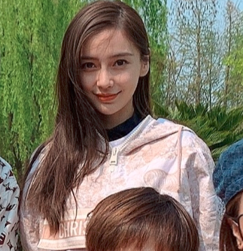 Angelabay与朋友户外野餐 长发披肩温柔甜美