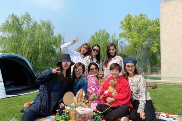 Angelabay与朋友户外野餐 长发披肩温柔甜美