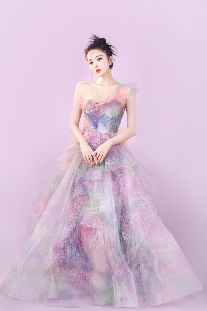 古力娜扎穿花仙子长裙惊艳迷人 色彩缤纷梦幻少女