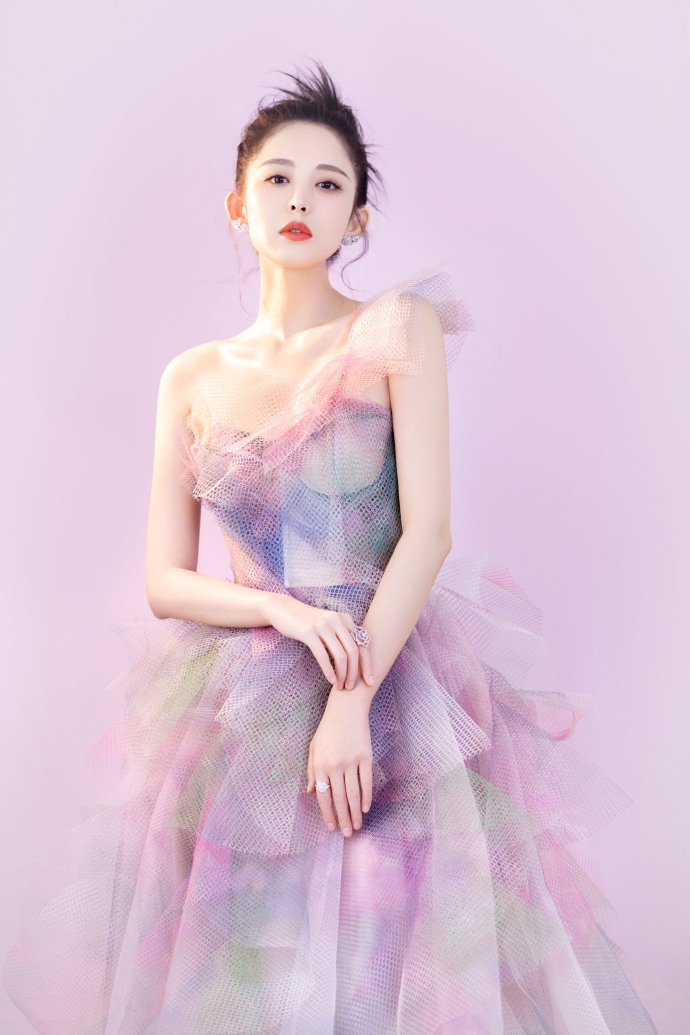 古力娜扎穿花仙子长裙惊艳迷人 色彩缤纷梦幻少女