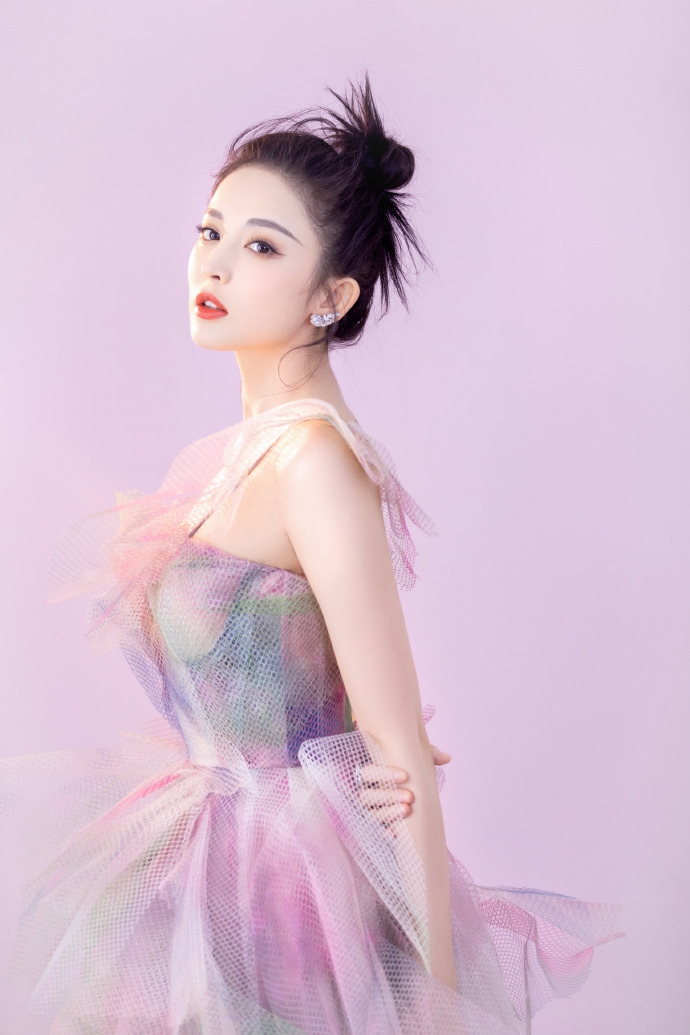 古力娜扎穿花仙子长裙惊艳迷人 色彩缤纷梦幻少女