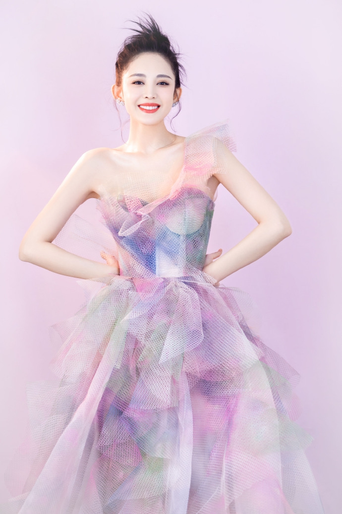 古力娜扎穿花仙子长裙惊艳迷人 色彩缤纷梦幻少女