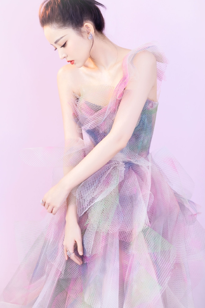 古力娜扎穿花仙子长裙惊艳迷人 色彩缤纷梦幻少女