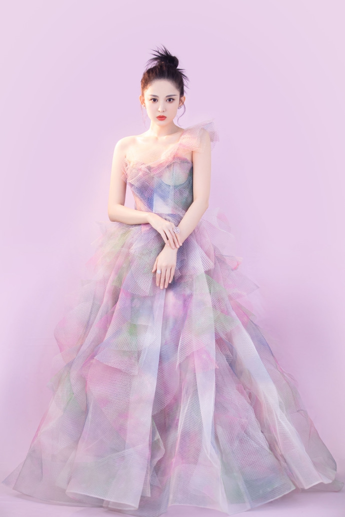 古力娜扎穿花仙子长裙惊艳迷人 色彩缤纷梦幻少女