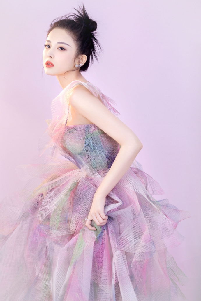 古力娜扎穿花仙子长裙惊艳迷人 色彩缤纷梦幻少女