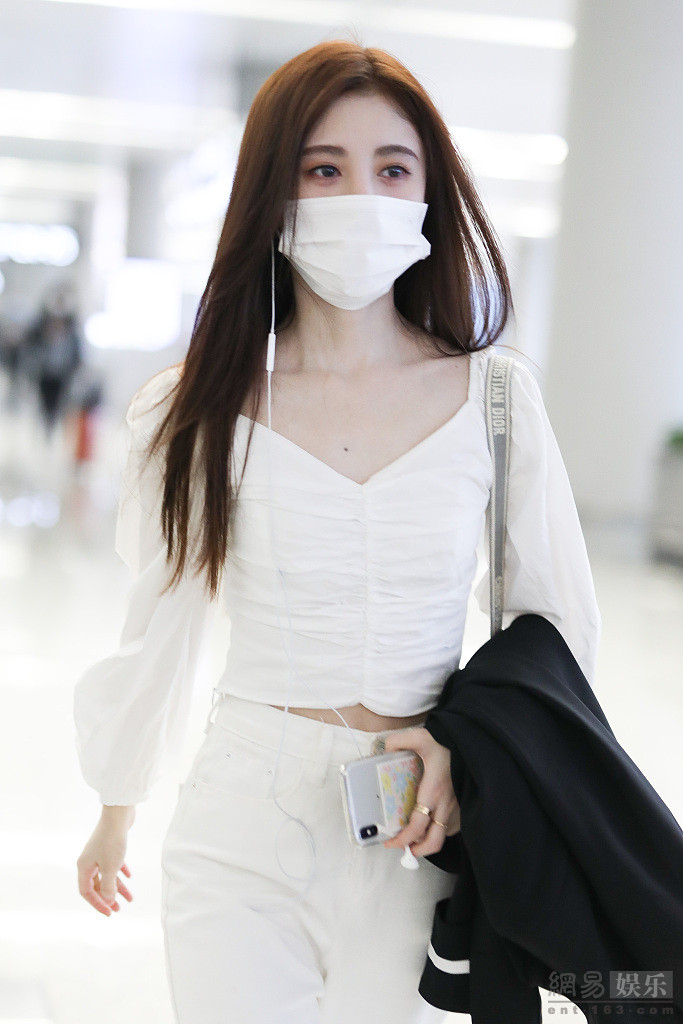 鞠婧祎穿褶皱上衣小秀蛮腰 皮肤白皙清纯可人