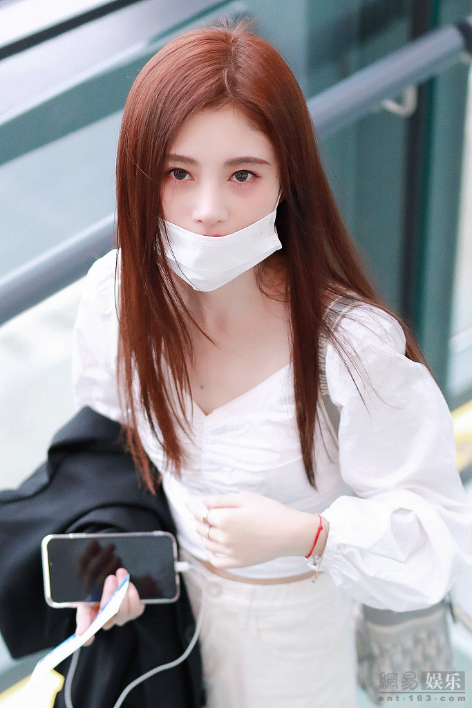 鞠婧祎穿褶皱上衣小秀蛮腰 皮肤白皙清纯可人