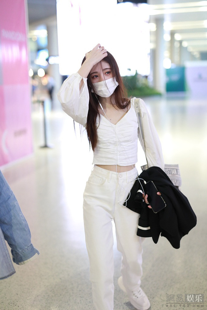 鞠婧祎穿褶皱上衣小秀蛮腰 皮肤白皙清纯可人