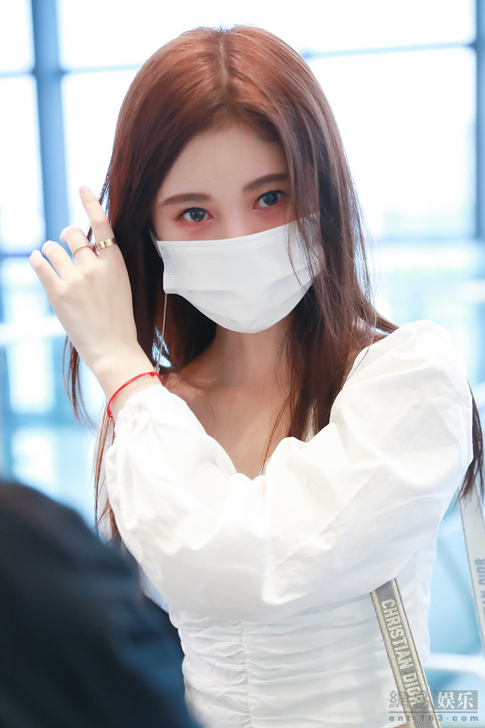 鞠婧祎穿褶皱上衣小秀蛮腰 皮肤白皙清纯可人