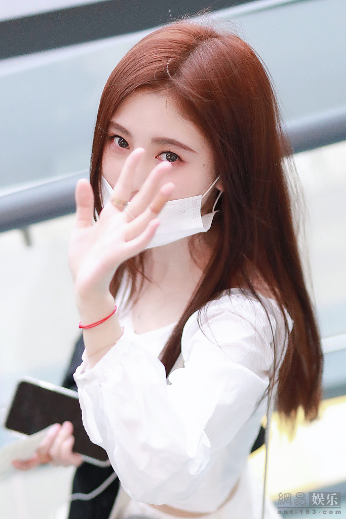 鞠婧祎穿褶皱上衣小秀蛮腰 皮肤白皙清纯可人