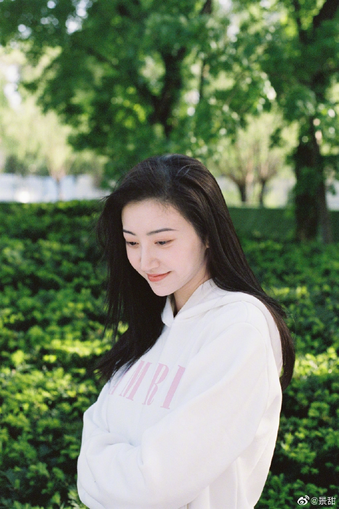 景甜晒与爱犬合照 长发披肩温柔恬静