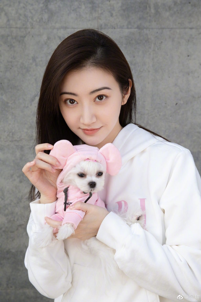 景甜晒与爱犬合照 长发披肩温柔恬静