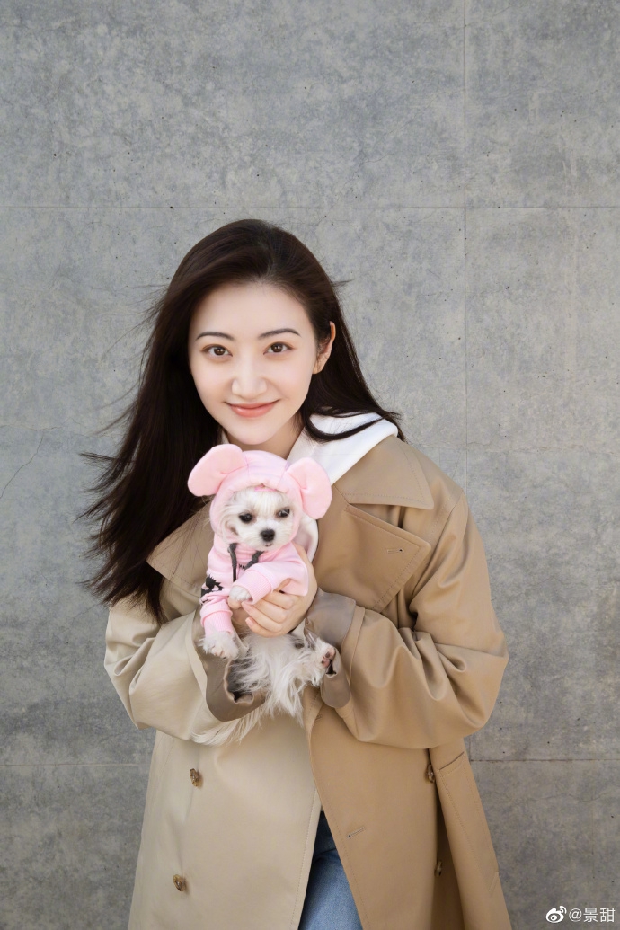景甜晒与爱犬合照 长发披肩温柔恬静