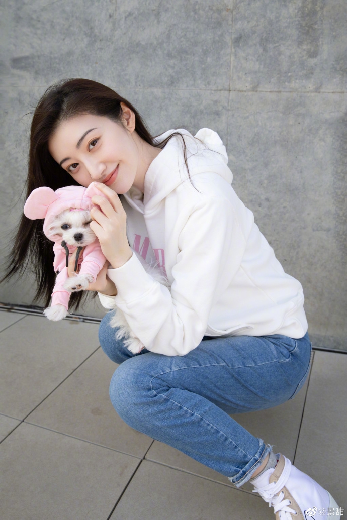 景甜晒与爱犬合照 长发披肩温柔恬静