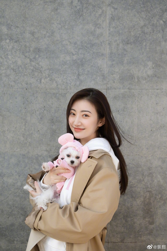 景甜晒与爱犬合照 长发披肩温柔恬静