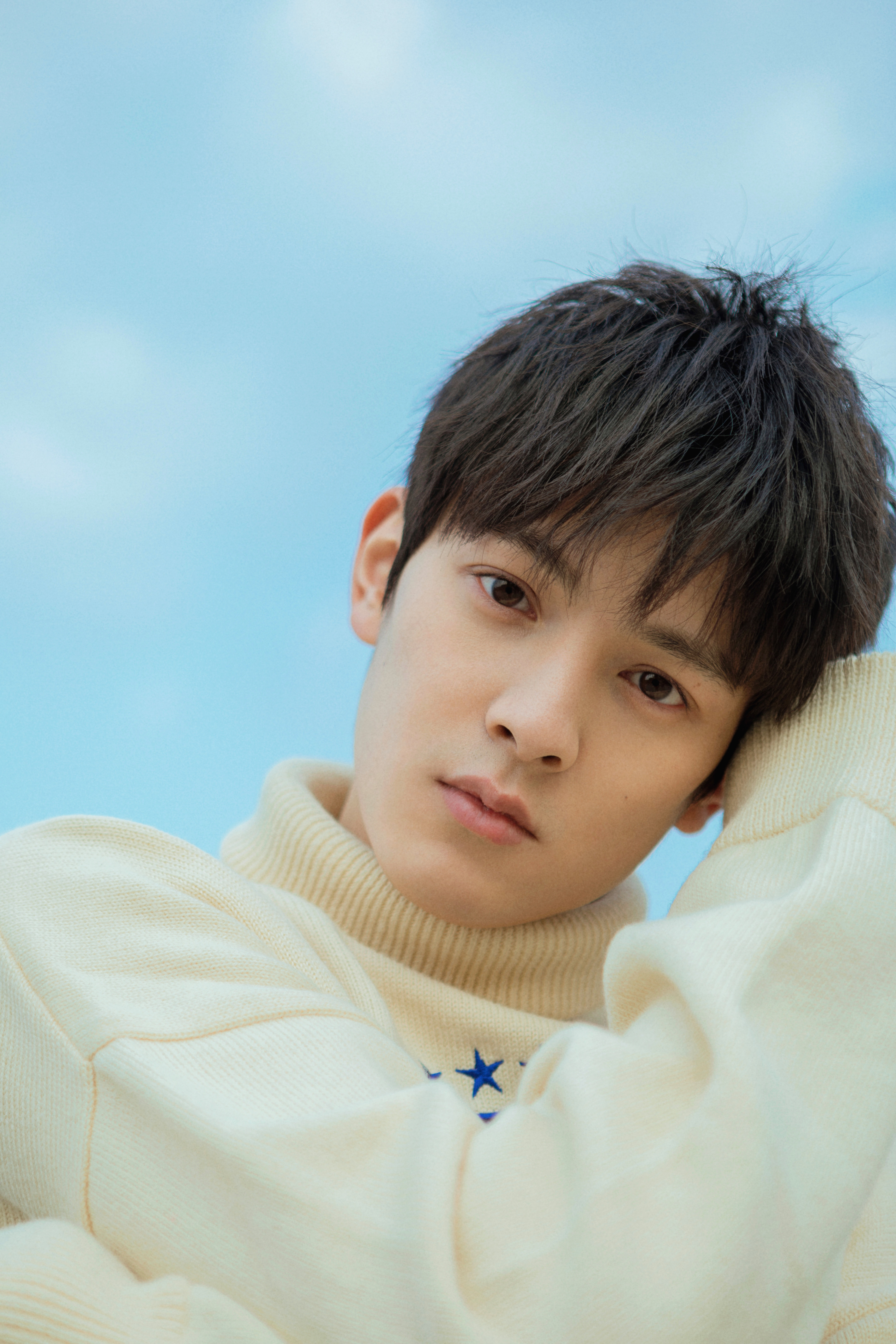 王润泽暖春写真曝光 眼眸清澈少年感十足