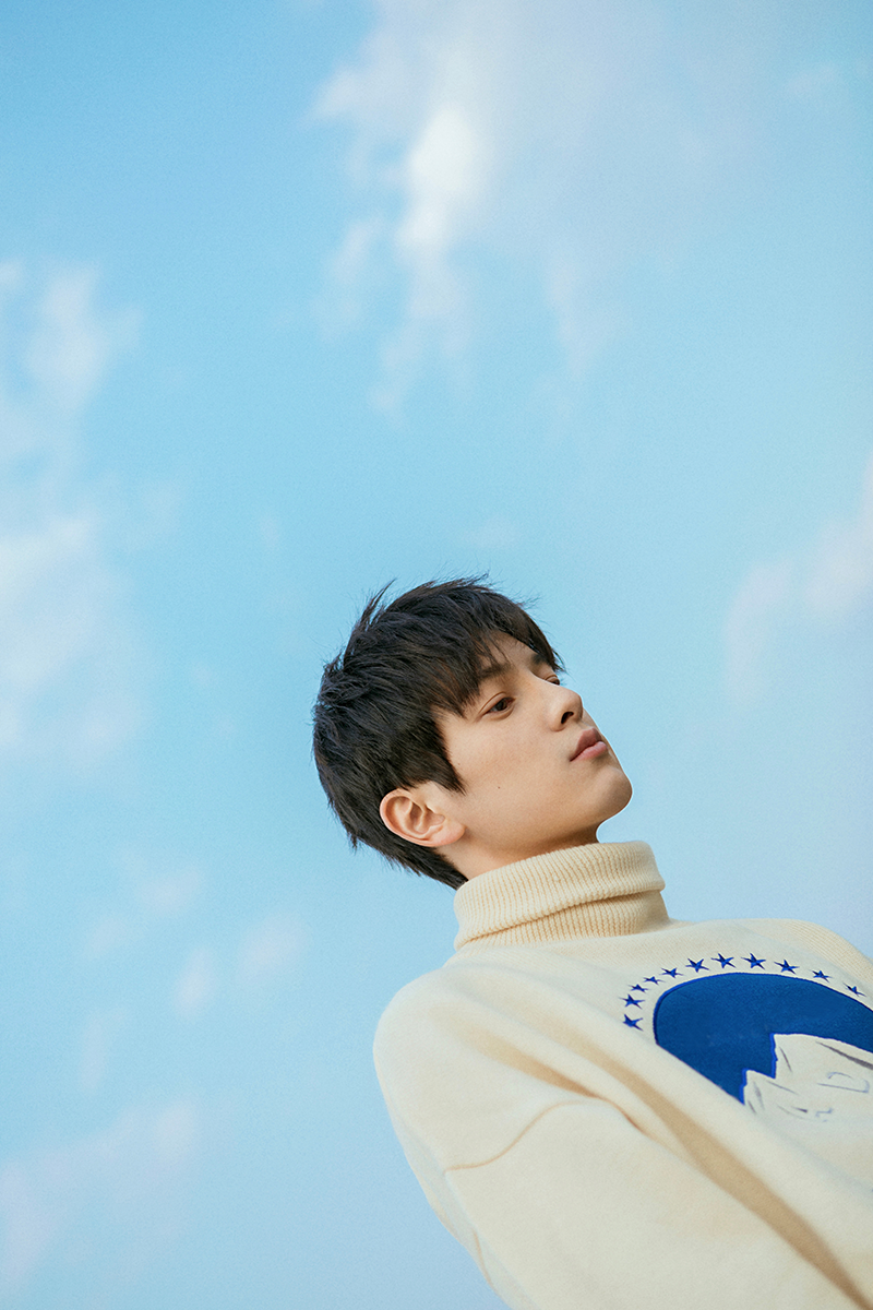 王润泽暖春写真曝光 眼眸清澈少年感十足