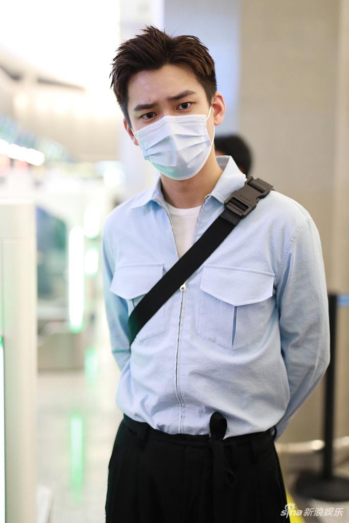 熊梓淇梳三七分帅气有型 插兜走路似霸道总裁