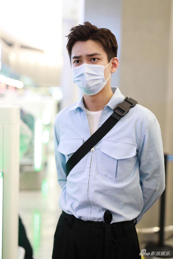 熊梓淇梳三七分帅气有型 插兜走路似霸道总裁