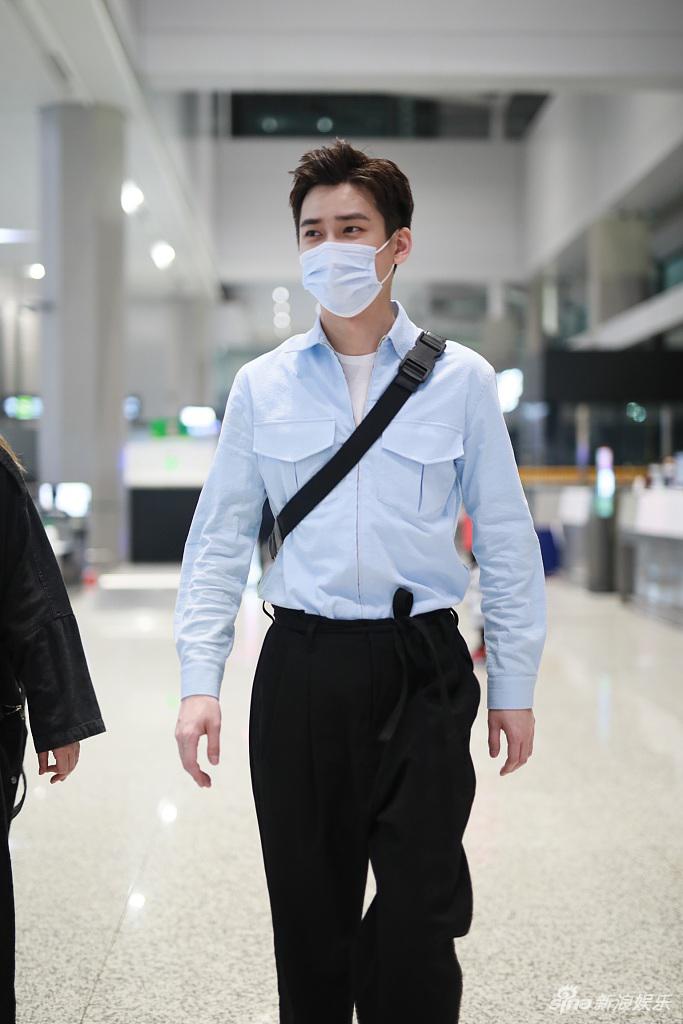 熊梓淇梳三七分帅气有型 插兜走路似霸道总裁