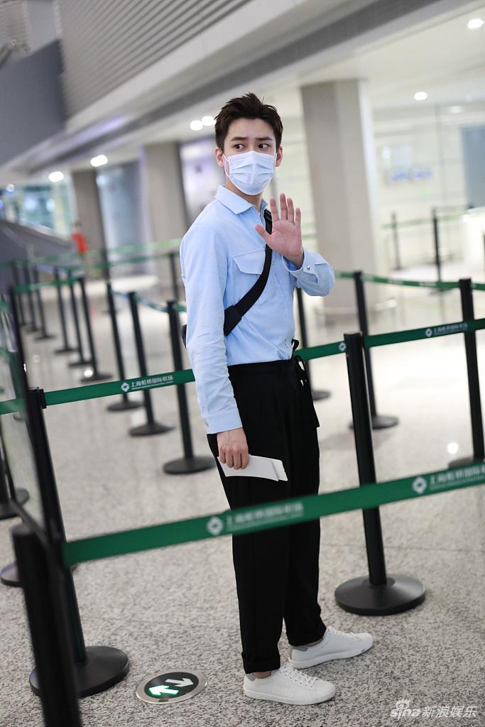 熊梓淇梳三七分帅气有型 插兜走路似霸道总裁