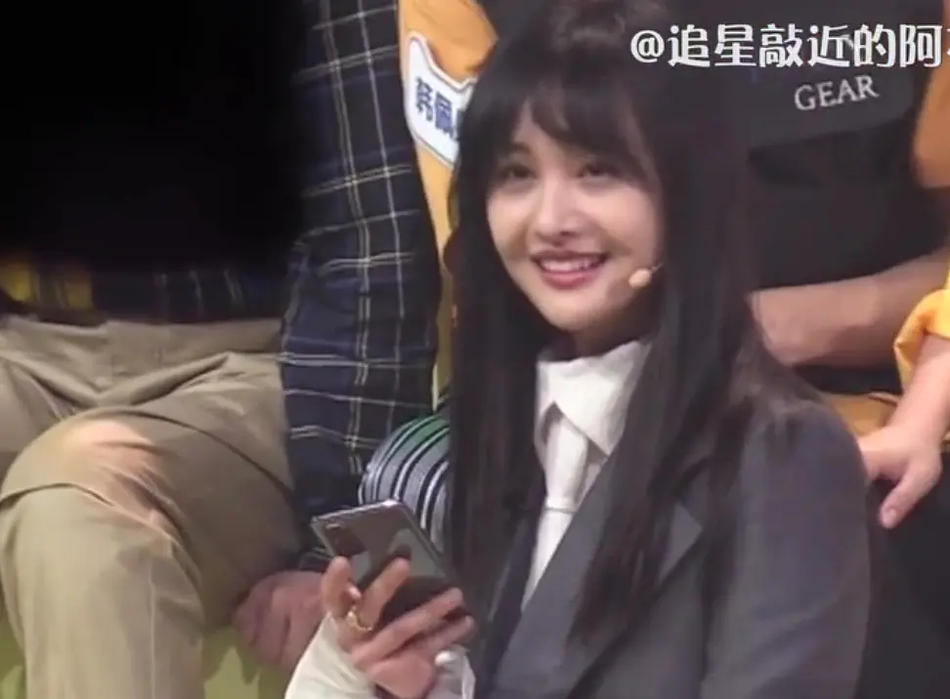 网曝郑爽新综艺路透照 笑容满面脸庞圆润不少