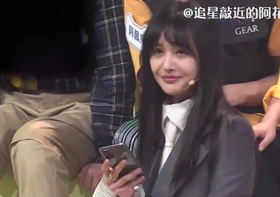 网曝郑爽新综艺路透照 笑容满面脸庞圆润不少